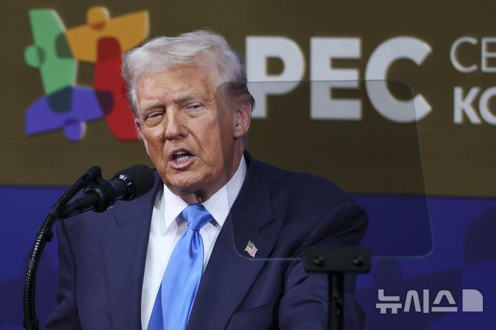 [경주=뉴시스] 도널드 트럼프 미국 대통령 국정운영 지지율이 41%로 나타난 여론조사 결과가 2일(현지 시간) 나왔다. 수입 관세 정책에 대한 긍정평가는 33%로 8개 주요 정책 지지율 중 가장 낮았다. 사진은 트럼프 대통령이 지난달 29일 경북 경주시 경주예술의전당에서 열린 '2025 APEC CEO 서밋'에서 특별 연설을 하는 모습. (공동취재) 2025.11.03. photo@newsis.com