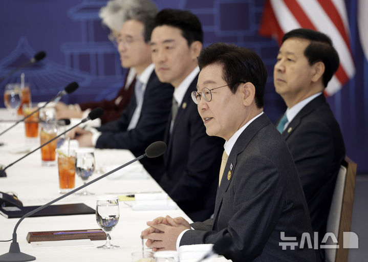 [경주=뉴시스] 최동준 기자 = 이재명 대통령이 지난 29일 경북 경주박물관에서 도널드 트럼프 미국 대통령과 한미 정상회담을 하고 있다. 2025.10.29. photocdj@newsis.com