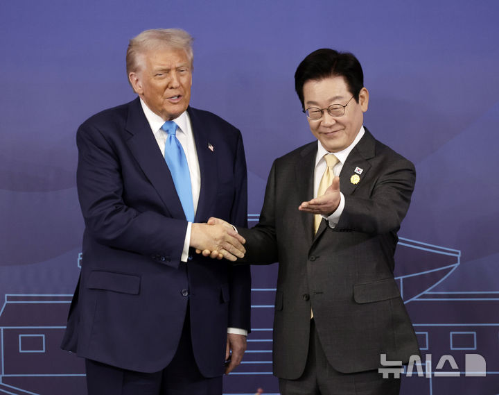 [경주=뉴시스] 최동준 기자 = 이재명 대통령이 29일 경북 경주박물관에서 한미 정상회담 기념촬영을 마치고 도널드 트럼프 미국 대통령에게 자리를 안내하고 있다. 2025.10.29. photocdj@newsis.com