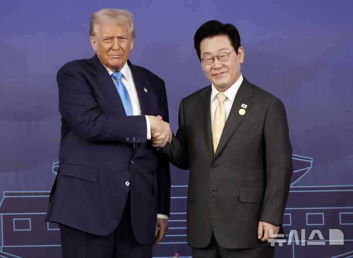 [경주=뉴시스] 최동준 기자 = 이재명 대통령과 도널드 트럼프 미국 대통령이 29일 경북 경주박물관에서 한미 정상회담 기념촬영을 하고 있다. 2025.10.29. photocdj@newsis.com