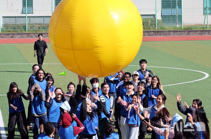 [부산=뉴시스] 하경민 기자 = 'PKNU 글로벌 운동회'가 열린 29일 부산 남구 국립부경대학교 대운동장에서 외국인 유학생들이 큰공굴리기 경기를 하고 있다. 현재 부경대에는 66개국의 유학생 1800여 명이 재학 중이다. 2025.10.29. yulnetphoto@newsis.com