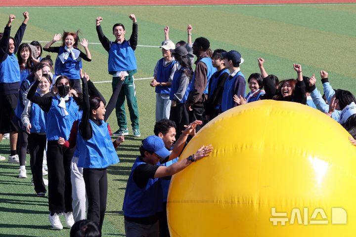  [부산=뉴시스] 하경민 기자 = 'PKNU 글로벌 운동회'가 열린 29일 부산 남구 국립부경대학교 대운동장에서 외국인 유학생들이 큰공굴리기 경기를 하고 있다. 현재 부경대에는 66개국의 유학생 1800여 명이 재학 중이다. 2025.10.29. yulnetphoto@newsis.com