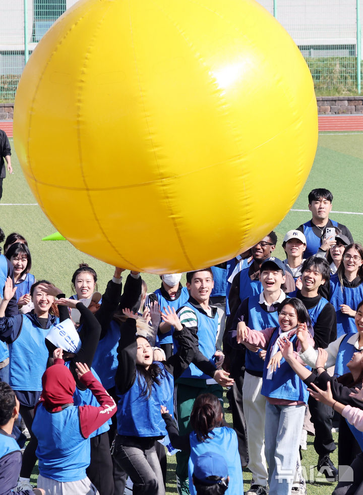  [부산=뉴시스] 하경민 기자 = 'PKNU 글로벌 운동회'가 열린 29일 부산 남구 국립부경대학교 대운동장에서 외국인 유학생들이 큰공굴리기 경기를 하고 있다. 현재 부경대에는 66개국의 유학생 1800여 명이 재학 중이다. 2025.10.29. yulnetphoto@newsis.com