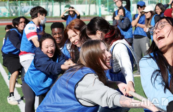  [부산=뉴시스] 하경민 기자 = 'PKNU 글로벌 운동회'가 열린 29일 부산 남구 국립부경대학교 대운동장에서 외국인 유학생들이 줄다리기 경기를 하고 있다. 현재 부경대에는 66개국의 유학생 1800여 명이 재학 중이다. 2025.10.29. yulnetphoto@newsis.com