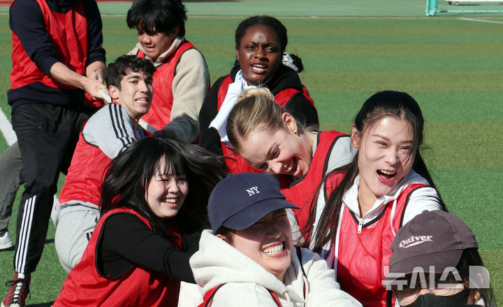  [부산=뉴시스] 하경민 기자 = 'PKNU 글로벌 운동회'가 열린 29일 부산 남구 국립부경대학교 대운동장에서 외국인 유학생들이 줄다리기 경기를 하고 있다. 현재 부경대에는 66개국의 유학생 1800여 명이 재학 중이다. 2025.10.29. yulnetphoto@newsis.com