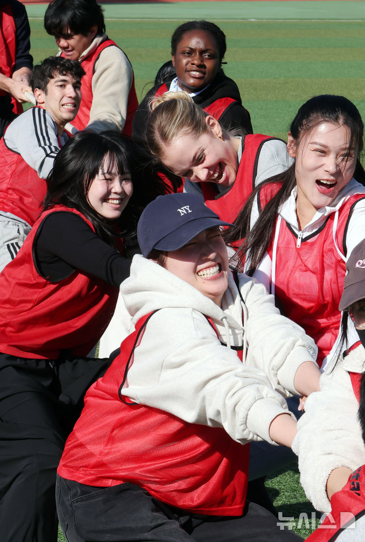  [부산=뉴시스] 하경민 기자 = 'PKNU 글로벌 운동회'가 열린 29일 부산 남구 국립부경대학교 대운동장에서 외국인 유학생들이 줄다리기 경기를 하고 있다. 현재 부경대에는 66개국의 유학생 1800여 명이 재학 중이다. 2025.10.29. yulnetphoto@newsis.com