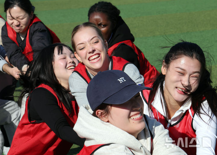  [부산=뉴시스] 하경민 기자 = 'PKNU 글로벌 운동회'가 열린 29일 부산 남구 국립부경대학교 대운동장에서 외국인 유학생들이 줄다리기 경기를 하고 있다. 현재 부경대에는 66개국의 유학생 1800여 명이 재학 중이다. 2025.10.29. yulnetphoto@newsis.com