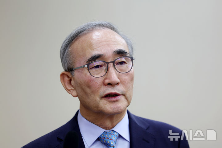 [서울=뉴시스] 김명년 기자 = 김영섭 KT 대표가 29일 오후 서울 여의도 국회 과학기술정보방송통신위원회에서 열린 과학기술정보통신부 등에 대한 국정감사에서 이훈기 더불어민주당 의원의 질의에 답하고 있다. 2025.10.29. kmn@newsis.com