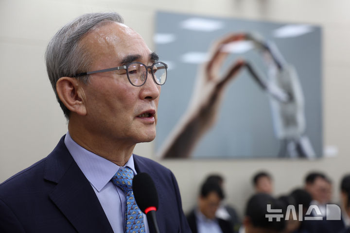 [서울=뉴시스] 김명년 기자 = 김영섭 KT 대표가 29일 오후 서울 여의도 국회 과학기술정보방송통신위원회에서 열린 과학기술정보통신부 등에 대한 국정감사에서 이훈기 더불어민주당 의원의 질의에 답하고 있다. 2025.10.29. kmn@newsis.com