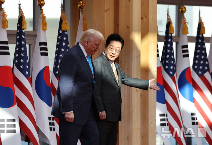 [경주=뉴시스] 최동준 기자 = 이재명 대통령이 29일 경북 경주박물관에서 열린 도널드 트럼프 미국 대통령 공식 환영식을 마치고 안내하고 있다. 2025.10.29. photocdj@newsis.com