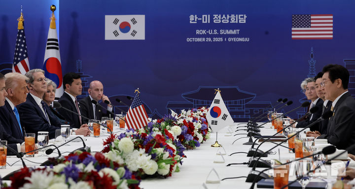 [경주=뉴시스] 최동준 기자 = 이재명 대통령과 도널드 트럼프 미국 대통령이 29일 경북 경주박물관에서 한미 정상회담을 하고 있다. 2025.10.29. photocdj@newsis.com