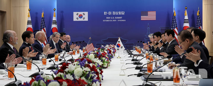 [경주=뉴시스] 최동준 기자 = 이재명 대통령과 도널드 트럼프 미국 대통령이 29일 경북 경주박물관에서 한미 정상회담을 하며 박수치고 있다. 2025.10.29. photocdj@newsis.com