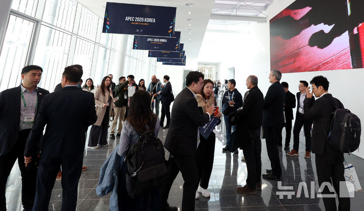 [경주=뉴시스] 추상철 기자 = 아시아태평양경제협력체(APEC) CEO 써밋이 열린 29일 경북 경주엑스포공원에 마련된 APEC 경제전시장 'K-비즈니스 스퀘어'에 외국인 관람객이 모여 있다. 2025.10.29. scchoo@newsis.com