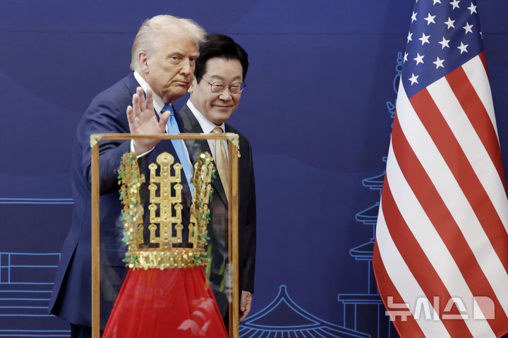 [경주=뉴시스] 최동준 기자 = 도널드 트럼프 대통령이 29일 경북 경주박물관에서 이재명 대통령에게 선물받은 '천마총 금관 모형'을 지나며 인사하고 있다. 2025.10.29. photocdj@newsis.com