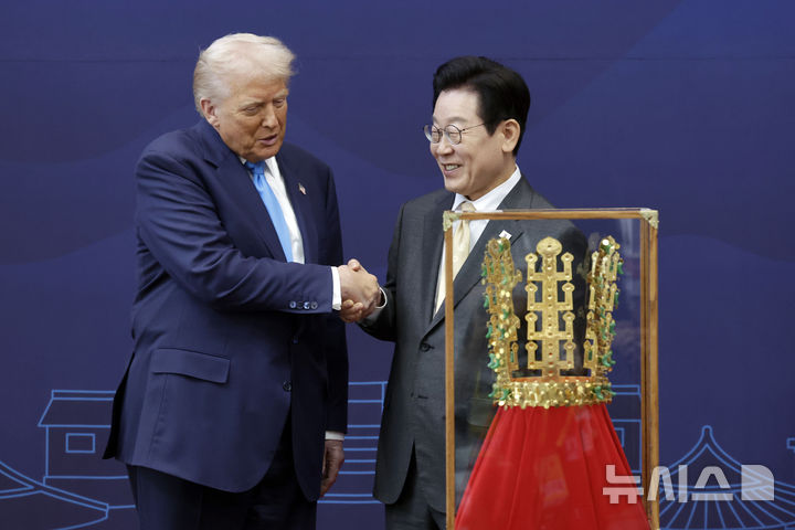 [경주=뉴시스] 최동준 기자 = 이재명 대통령이 29일 경북 경주박물관에서 도널드 트럼프 미국 대통령에게 '천마총 금관 모형'을 선물하고 있다. 2025.10.29. photocdj@newsis.com