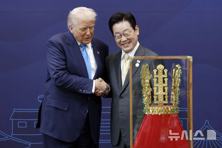 [경주=뉴시스] 최동준 기자 = 이재명 대통령이 29일 경북 경주박물관에서 도널드 트럼프 미국 대통령에게 '천마총 금관 모형'을 선물하고 있다. 2025.10.29. photocdj@newsis.com