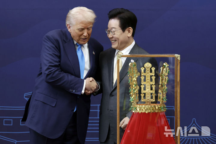 [경주=뉴시스] 최동준 기자 = 이재명 대통령이 29일 경북 경주박물관에서 도널드 트럼프 미국 대통령에게 '천마총 금관 모형'을 선물하고 있다. 2025.10.29. photocdj@newsis.com