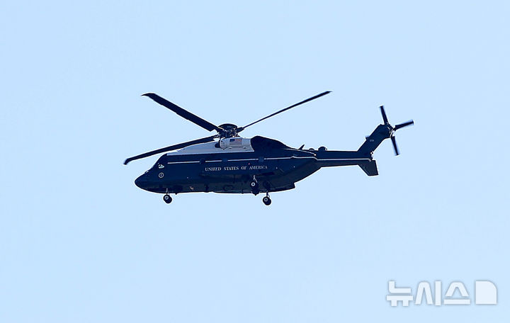 [경주=뉴시스] 이무열 기자 = 지난 29일 도널드 트럼프 미국 대통령이 탑승한 마린원 헬기가 APEC 정상회의장이 있는 경북 경주시 보문단지 인근 상공을 비행하고 있다. 트럼프 대통령은 시진핑 중국 국가주석과 회담을 위해 30일 오전 부산으로 향했다. 2025.10.30 lmy@newsis.com