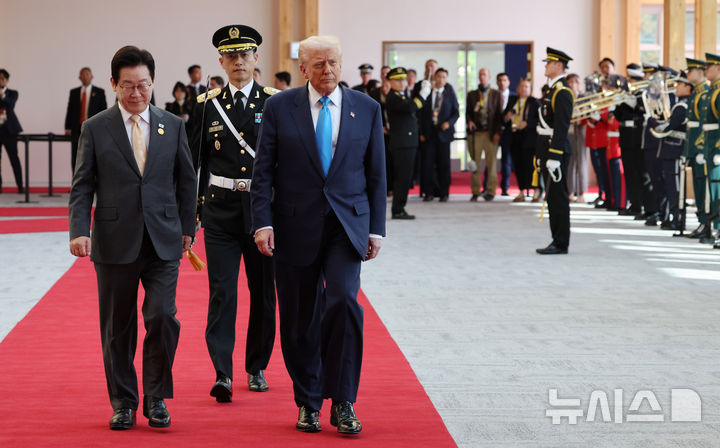 [경주=뉴시스] 최동준 기자 = 이재명 대통령과 도널드 트럼프 미국 대통령이 29일 경북 경주박물관에서 열린 공식 환영식에서 의장대를 사열하고 있다. 2025.10.29. photocdj@newsis.com
