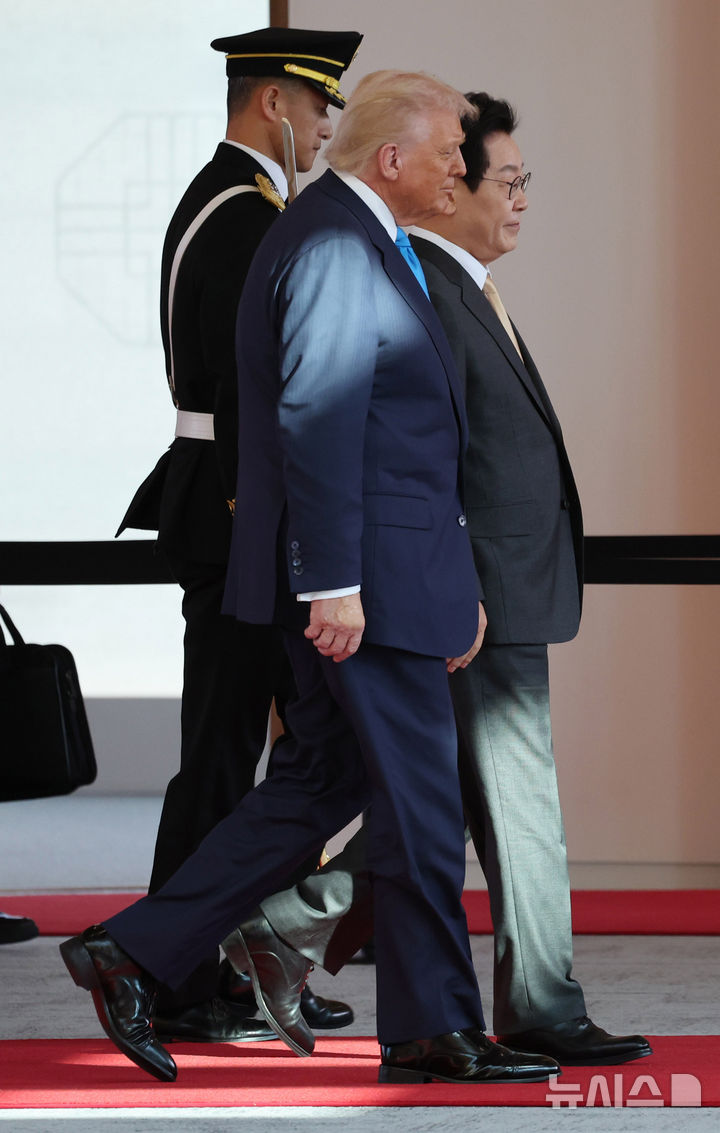 [경주=뉴시스] 최동준 기자 = 이재명 대통령과 도널드 트럼프 미국 대통령이 29일 경북 경주박물관에서 열린 공식 환영식에서 이동하고 있다. 2025.10.29. photocdj@newsis.com