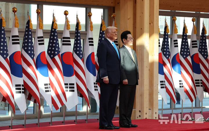 [경주=뉴시스] 최동준 기자 = 이재명 대통령이 29일 경북 경주박물관에서 열린 도널드 트럼프 미국 대통령 공식 환영식에 참석하고 있다. 2025.10.29. photocdj@newsis.com