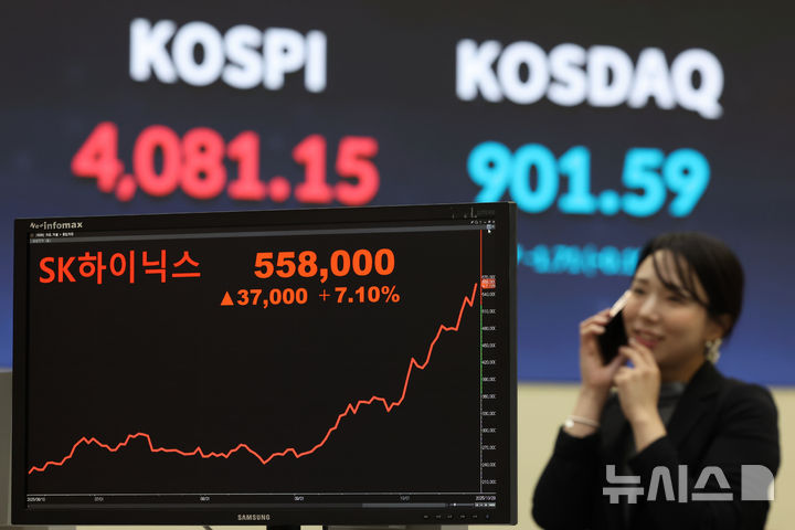 [서울=뉴시스] 황준선 기자 = 지난 10월29일 오후 서울 여의도 한국거래소 홍보관에 전날 대비 7.1% 상승하며 55만8000원에 사상 최고가로 마감한 SK하이닉스의 종가가 표시되고 있다. 2025.10.29. hwang@newsis.com