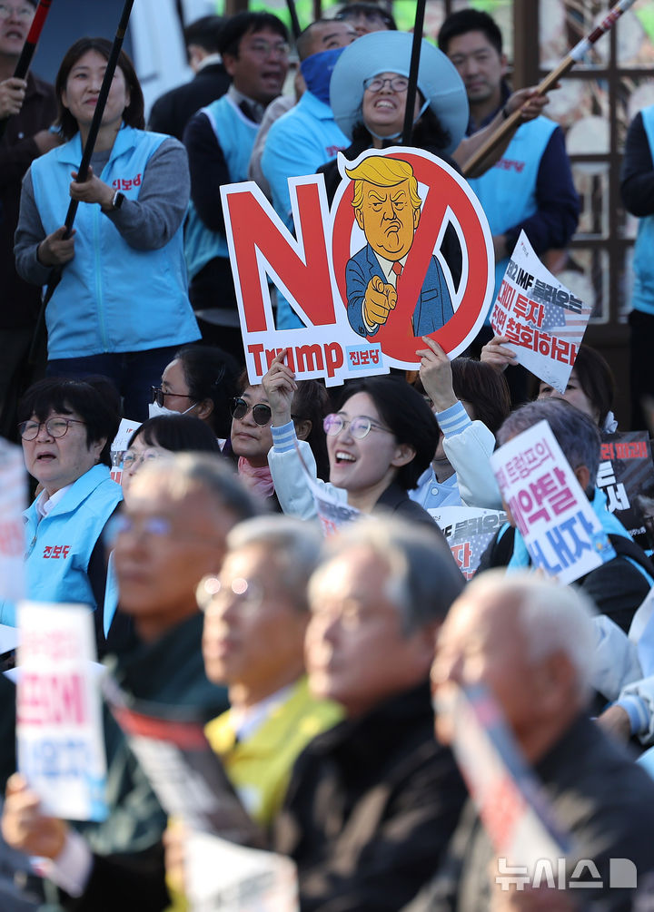 [경주=뉴시스] 이무열 기자 = 29일 경북 경주시 (구)경주역 광장에서 열린 트럼프 방한 반대 민주노총 결의대회에서 참가자들이 피켓을 들고 구호를 외치고 있다. 2025.10.29. lmy@newsis.com
