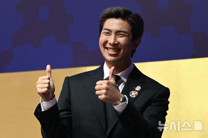 [경주=뉴시스] 추상철 기자 = 그룹 BTS의 RM(김남준)이 29일 경북 경주예술의전당에서 열린 아시아태평양경제협력체(APEC) 정상회의 최고경영자(CEO) 서밋(Summit)에 참석해 'APEC 지역 내 문화산업과 K-컬쳐 소프트파워'를 주제로 연설을 마친 뒤 인사하고 있다. (공동취재) 2025.10.29. photo@newsis.com