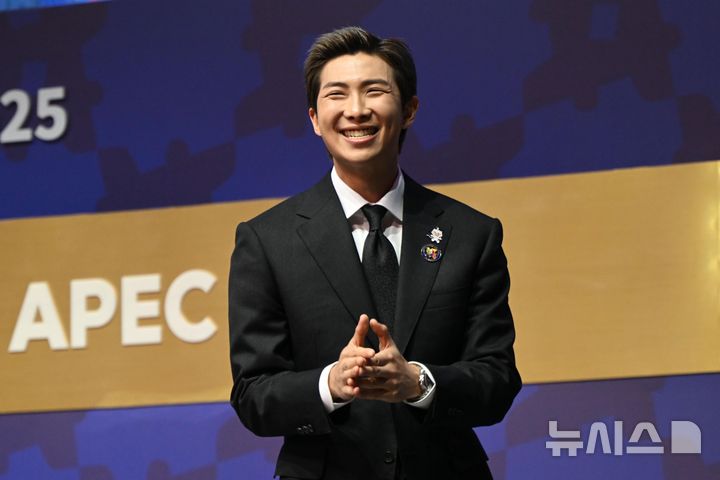 [경주=뉴시스] 추상철 기자 = 그룹 BTS의 RM(김남준)이 29일 경북 경주예술의전당에서 열린 아시아태평양경제협력체(APEC) 정상회의 최고경영자(CEO) 서밋(Summit)에 참석해 'APEC 지역 내 문화산업과 K-컬쳐 소프트파워'를 주제로 연설을 마친 뒤 박수치고 있다. (공동취재) 2025.10.29. photo@newsis.com