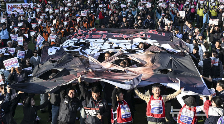 [서울=뉴시스] 이무열 기자 = 29일 경북 경주시 (구)경주역 광장에서 열린 트럼프 방한 반대 민주노총 결의대회에서 참가자들이 대형 현수막을 찢는 퍼포먼스를 하고 있다. (공동취재) 2025.10.29. photo@newsis.com