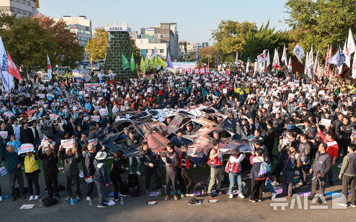 [서울=뉴시스] 이무열 기자 = 29일 경북 경주시 (구)경주역 광장에서 열린 트럼프 방한 반대 민주노총 결의대회에서 참가자들이 대형 현수막을 찢는 퍼포먼스를 하고 있다. (공동취재) 2025.10.29. photo@newsis.com