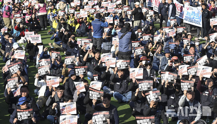 [서울=뉴시스] 이무열 기자 = 29일 경북 경주시 (구)경주역 광장에서 열린 트럼프 방한 반대 민주노총 결의대회에서 참가자들이 피켓을 들고 구호를 외치고 있다. (공동취재) 2025.10.29. photo@newsis.com