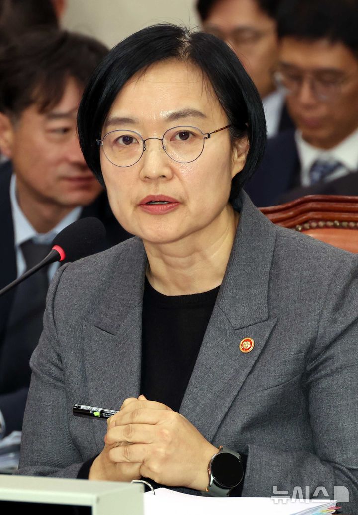 [서울=뉴시스] 조성봉 기자 = 한성숙 중소벤처기업부 장관이 29일 오후 서울 여의도 국회 산업통상자원중소벤처기업위원회에서 열린 국정감사에서 의원 질의에 답변하고 있다. 2025.10.29. suncho21@newsis.com