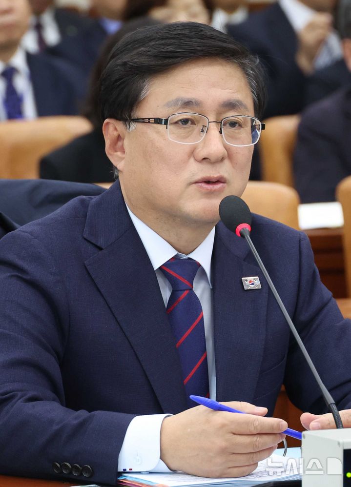 [서울=뉴시스] 조성봉 기자 = 김성환 기후에너지환경부 장관이 29일 오후 서울 여의도 국회 기후에너지환경노동위원회에서 열린 국정감사에서 의원 질의에 답변하고 있다. 2025.10.29. suncho21@newsis.com