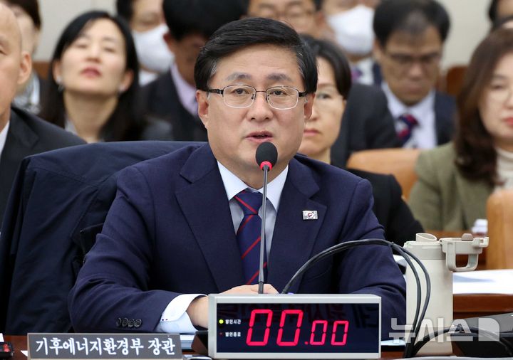 [서울=뉴시스] 조성봉 기자 = 김성환 기후에너지환경부 장관이 29일 오후 서울 여의도 국회 기후에너지환경노동위원회에서 열린 국정감사에서 의원 질의에 답변하고 있다. 2025.10.29. suncho21@newsis.com