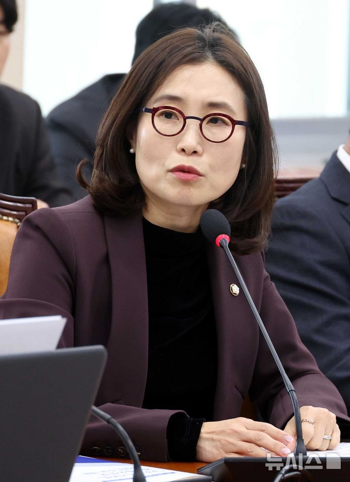 [서울=뉴시스] 조성봉 기자 = 김소희 국민의힘 의원이 29일 오후 서울 여의도 국회 기후에너지환경노동위원회에서 열린 국정감사에서 질의를 하고 있다. 2025.10.29. suncho21@newsis.com