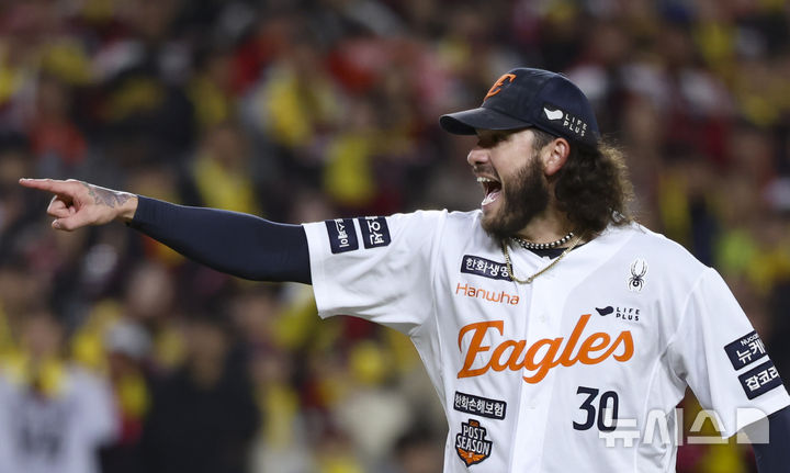 [대전=뉴시스] 김근수 기자 = 29일 대전 중구 한화생명볼파크에서 열린 2025 KBO 한국시리즈 3차전 LG 트윈스와 한화 이글스의 경기, 1회초 한화 선발 투수 폰세가 LG 신민재에게 볼넷을 내주고 아쉬워 소리치고 있다. 2025.10.29. ks@newsis.com