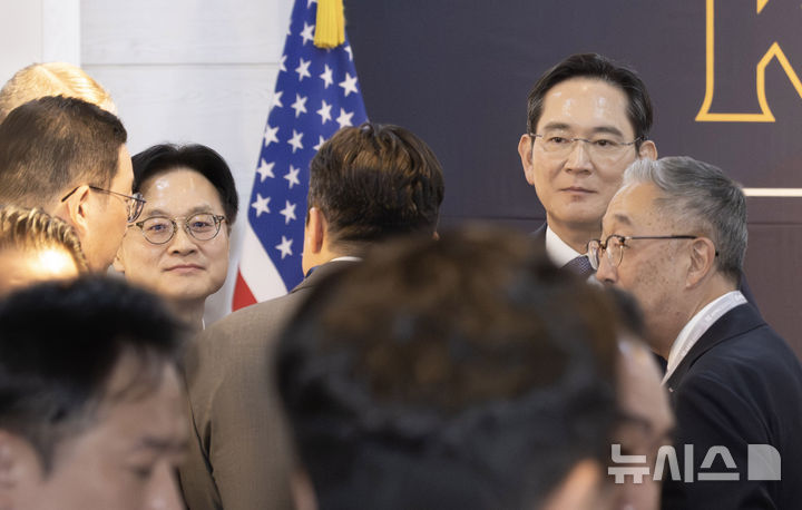 [경주=뉴시스] 추상철 기자 = 김정관 산업통상자원부 장관과 이재용 삼성전자 회장이 지난 29일 경북 경주시 경주예술의전당에서 열린 한미 비즈니스 라운드 테이블에 참석하고 있다. (공동취재) 2025.10.29. photo@newsis.com