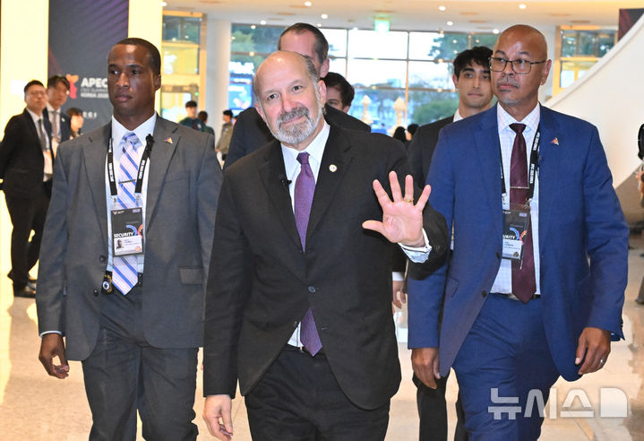 [경주=뉴시스] 추상철 기자 = 하워드 러트닉 미국 상무부 장관이 29일 경북 경주시 경주예술의전당에서 열린 한미 비즈니스 라운드 테이블에 참석하고 있다. (공동취재) 2025.10.29. photo@newsis.com