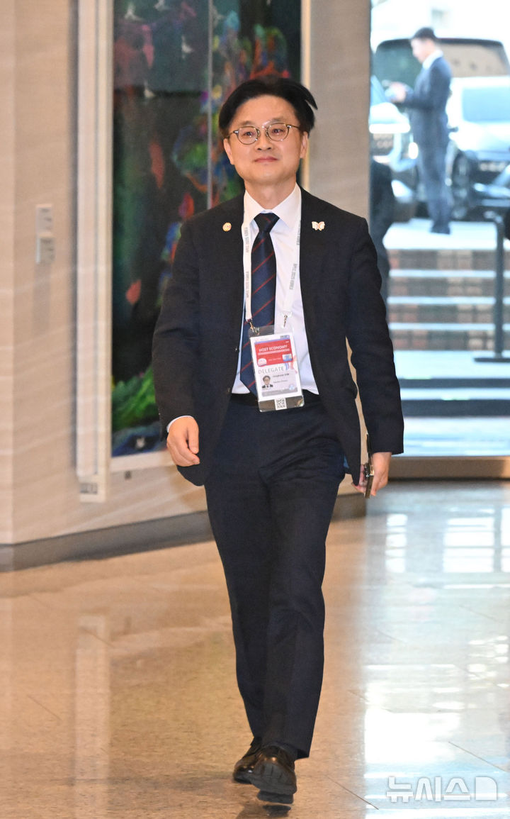 [경주=뉴시스] 추상철 기자 = 김정관 산업통상자원부 장관이 29일 경북 경주시 경주예술의전당에서 열린 한미 비즈니스 라운드 테이블에 참석하고 있다. (공동취재) 2025.10.29. photo@newsis.com