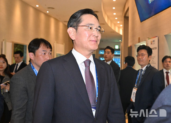 [경주=뉴시스] 추상철 기자 = 이재용 삼성전자 회장이 29일 경북 경주시 경주예술의전당에서 열린 한미 비즈니스 라운드 테이블에 참석하고 있다. (공동취재) 2025.10.29. photo@newsis.com