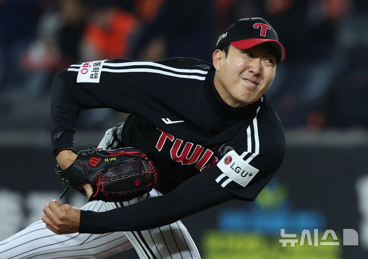 [대전=뉴시스] 조성우 기자 = 29일 대전 중구 한화생명볼파크에서 열린 2025 KBO 한국시리즈 3차전 LG 트윈스와 한화 이글스의 경기, LG 선발투수 손주영이 역투하고 있다. 2025.10.29. xconfind@newsis.com