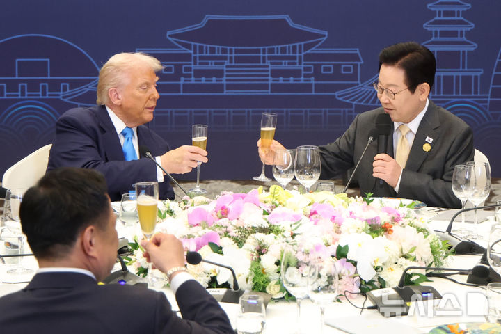 [경주=뉴시스] 최동준 기자 = 이재명 대통령이 29일 경북 경주 힐튼호텔 그랜드볼룸에서 열린 대통령 주최 정상 특별만찬에서 도널드 트럼프 미국 대통령과 건배를 하고 있다. (대통령실통신사진기자단) 2025.10.29. photocdj@newsis.com