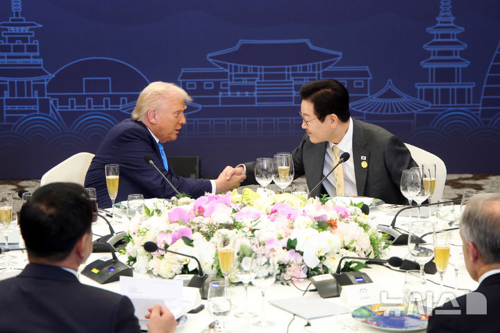 [경주=뉴시스] 최동준 기자 = 이재명 대통령이 29일 경북 경주 힐튼호텔 그랜드볼룸에서 열린 대통령 주최 정상 특별만찬에서 도널드 트럼프 미국 대통령과 악수하고 있다. (대통령실통신사진기자단) 2025.10.29. photocdj@newsis.com
