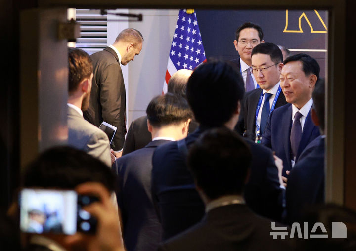 [경주=뉴시스] 추상철 기자 = 신동빈 롯데 회장, 구광모 LG 회장, 이재용 삼성전자 회장이 29일 경북 경주예술의전당에서 열린 한미 비즈니스 라운드 테이블에서 하워드 러트닉 미국 상무장관과 인사를 하고 있다. (공동취재) 2025.10.29. photo@newsis.com