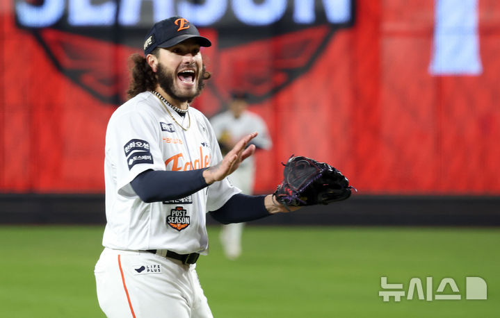 [대전=뉴시스] 강종민 기자 = 29일 대전 중구 한화생명볼파크에서 열린 2025 KBO 한국시리즈 3차전 LG 트윈스와 한화 이글스의 경기, 2회초 한화 선발 폰세가 덕아웃으로 향하며 미소짓고 있다. 2025.10.29. ppkjm@newsis.com