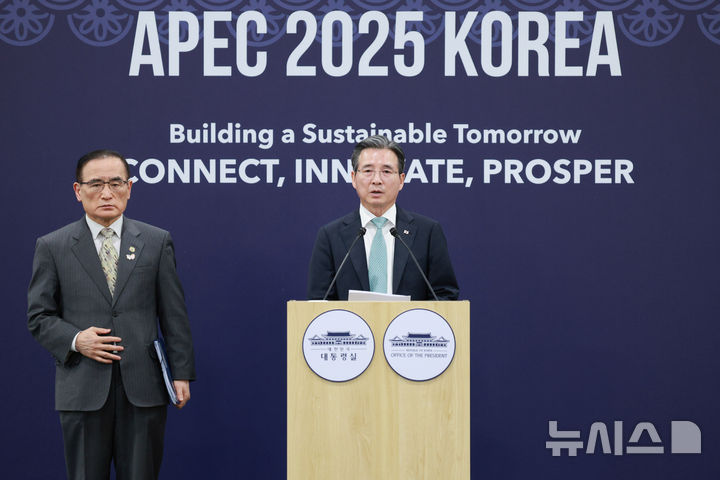 [경주=뉴시스] 고범준 기자 = 김용범 대통령실 정책실장이 29일 경북 경주 국제미디어센터에서 관세 협상 관련 브리핑을 하고 있다. 2025.10.29. bjko@newsis.com