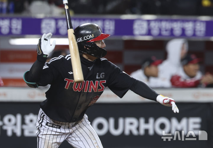 [대전=뉴시스] 김근수 기자 = 29일 대전 중구 한화생명볼파크에서 열린 2025 KBO 한국시리즈 3차전 LG 트윈스와 한화 이글스의 경기, 3회말 2사 주자 1루 상황에서 LG 신민재가 동점 1타점 적시타를 치고 있다. 2025.10.29. ks@newsis.com