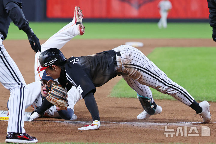 [대전=뉴시스] 조성우 기자 = 29일 대전 중구 한화생명볼파크에서 열린 2025 KBO 한국시리즈 3차전 LG 트윈스와 한화 이글스의 경기, LG 3회초 공격 2사 주자 1루서 신민재가 좌중간 2루타를 때린 뒤 3루 진루 상황에서 한화 3루수 노시환에게 태그아웃 당하고 있다. 2025.10.29. xconfind@newsis.com