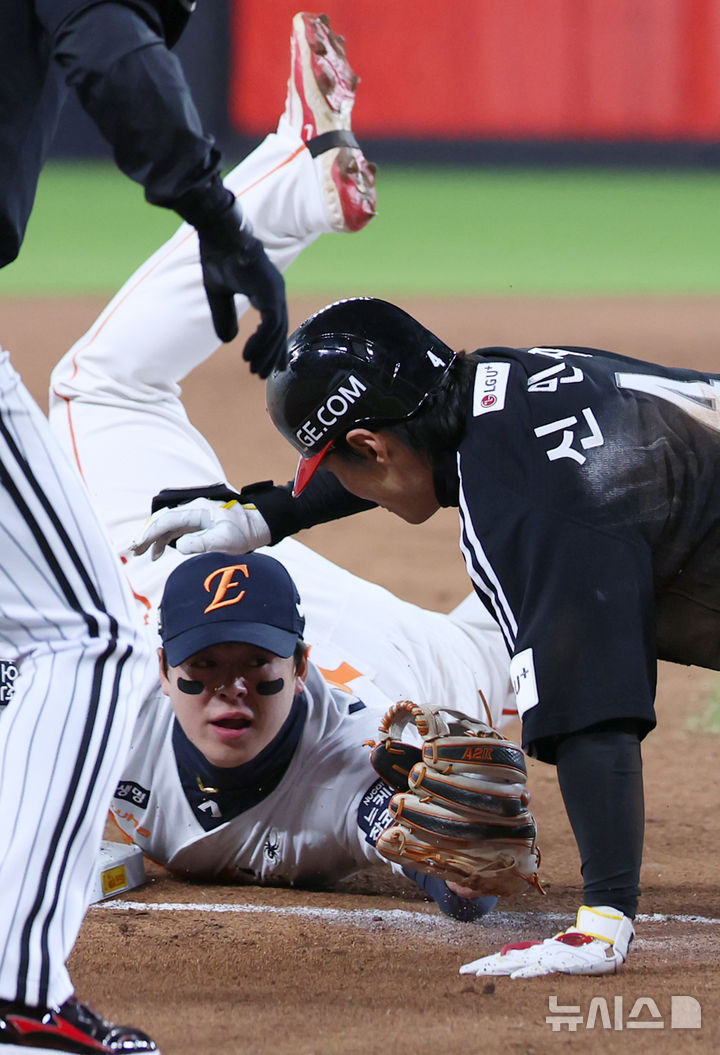 [대전=뉴시스] 조성우 기자 = 29일 대전 중구 한화생명볼파크에서 열린 2025 KBO 한국시리즈 3차전 LG 트윈스와 한화 이글스의 경기, LG 3회초 공격 2사 주자 1루서 신민재가 좌중간 2루타를 때린 뒤 3루 진루 상황에서 한화 3루수 노시환에게 태그아웃 당하고 있다. 2025.10.29. xconfind@newsis.com